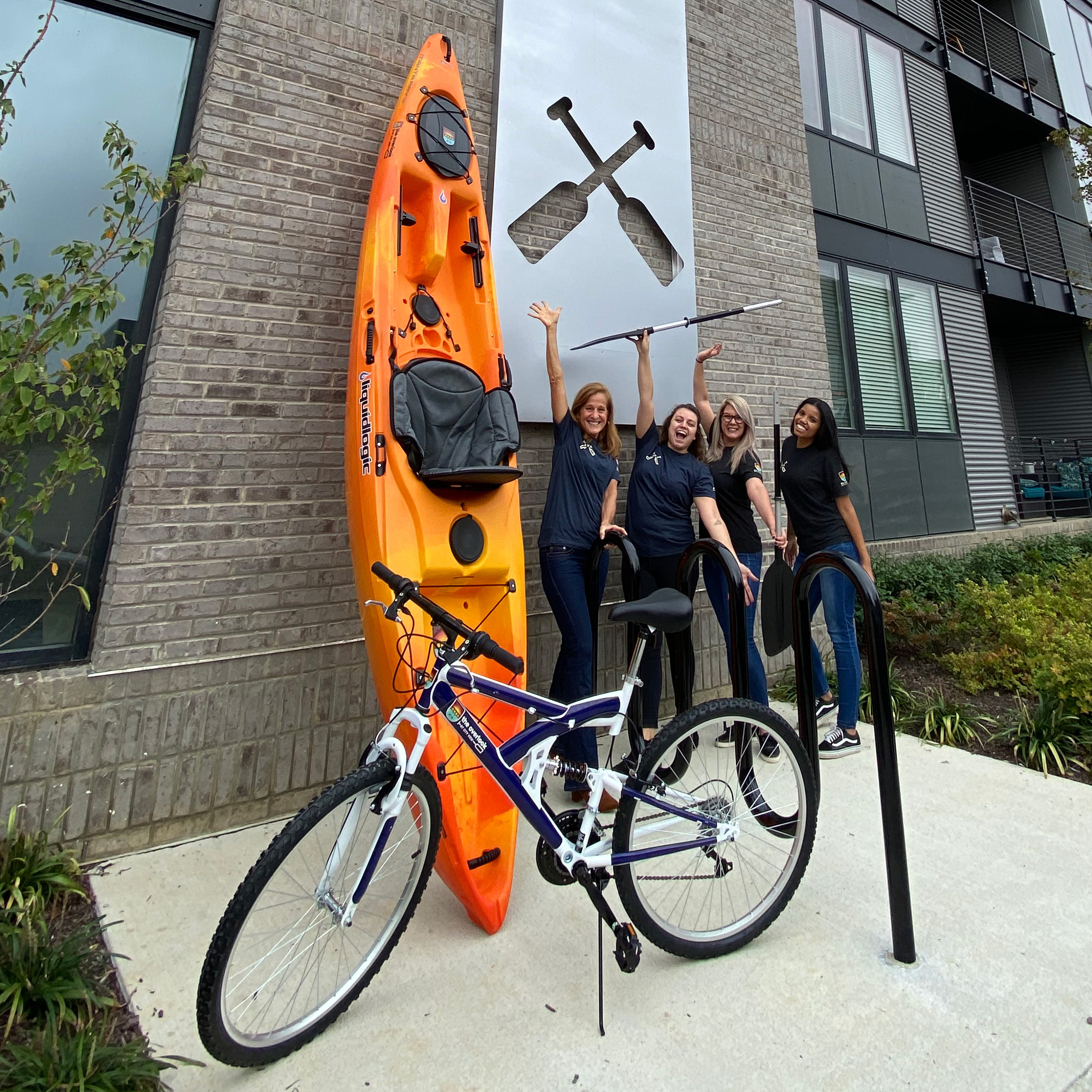 Fuze Formulas | Lisa and customers next to customized bike and kayak for The Overlook